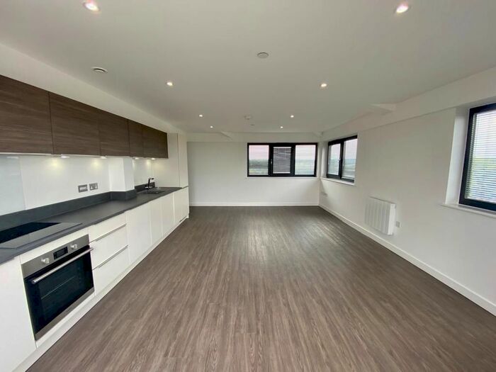 3 Bedroom Flat To Rent In High Road, London, N20