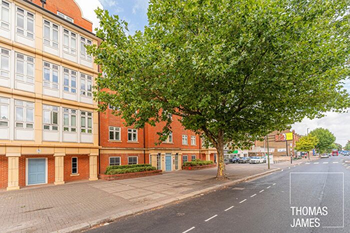 2 Bedroom Flat For Sale In High Road, London, N12