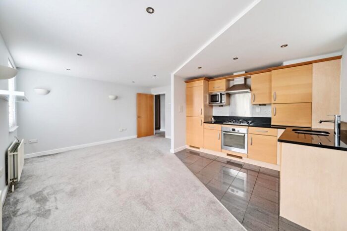 2 Bedroom Flat To Rent In High Street, Esher, KT10