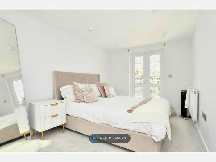 2 Bedroom Flat To Rent In Grandview Heights, Coulsdon, CR5