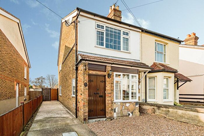 3 Bedroom Semi Detached House For Sale In Milner Road, Burnham, Slough, SL1