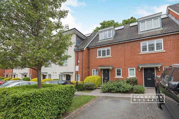 3 Bedroom Semi-Detached House To Rent In Blossom Drive Orpington, BR6