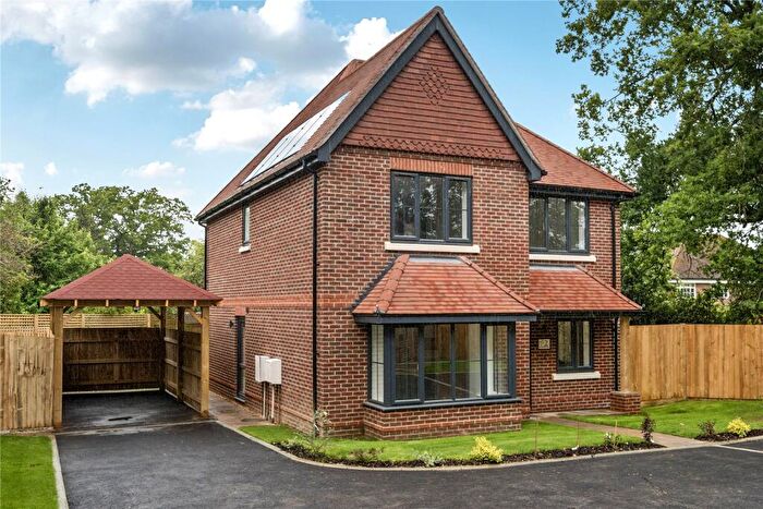 4 Bedroom Detached House For Sale In Hedgerows, Ewhurst, GU6