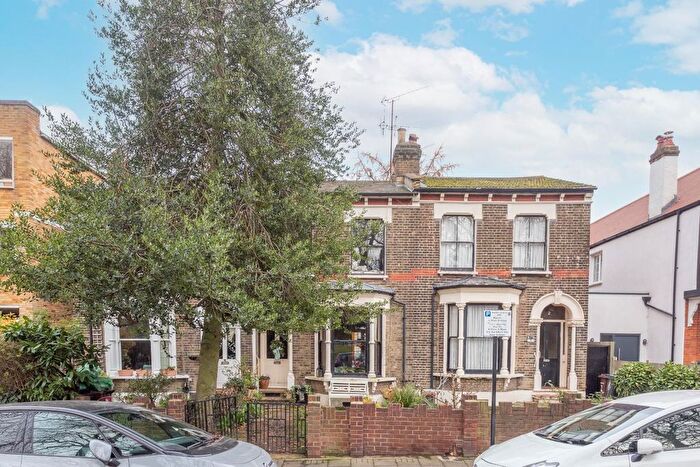 3 Bedroom Terraced House For Sale In Queen Elizabeth's Walk, London, N16