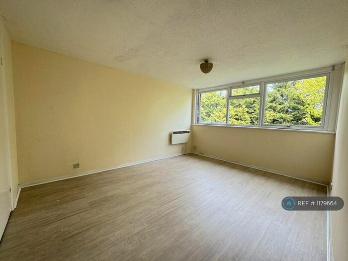 2 Bedroom Flat To Rent In Long Green, Chigwell, IG7