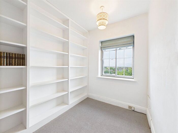 3 Bedroom Flat To Rent In Richmond Hill Court, Richmond, TW10