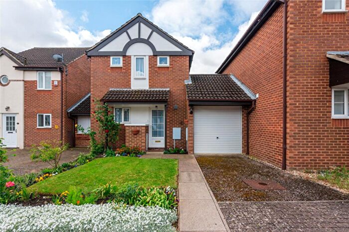 3 Bedroom Link Detached House For Sale In Hoppers Meadow, Loughton, Milton Keynes, Buckinghamshire, MK5