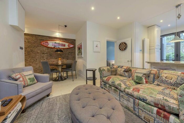 2 Bedroom Flat To Rent In Hammersmith Grove, London, W6