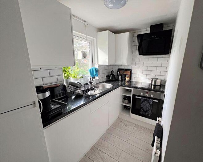 2 Bedroom Flat To Rent In Elm Park Road, London, N3