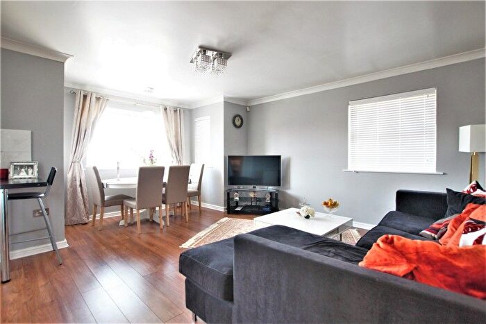 2 Bedroom Flat To Rent In Chertsey, Surrey, KT16