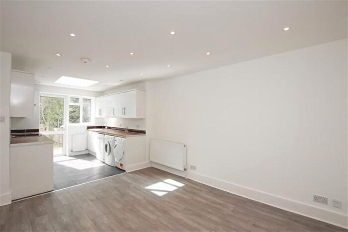 2 Bedroom Flat To Rent In Park Road, Hendon, NW4