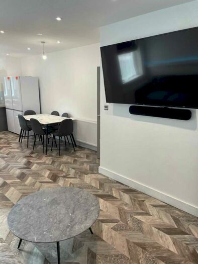 6 Bedroom Semi-Detached House To Rent In Whitby Road, Fallowfield, M14