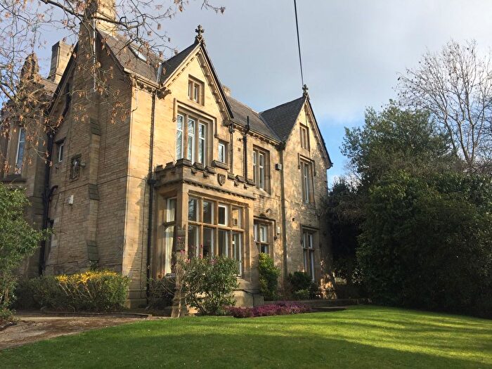 2 Bedroom Flat To Rent In Kirkstall Lane, Leeds, West Yorkshire, LS6