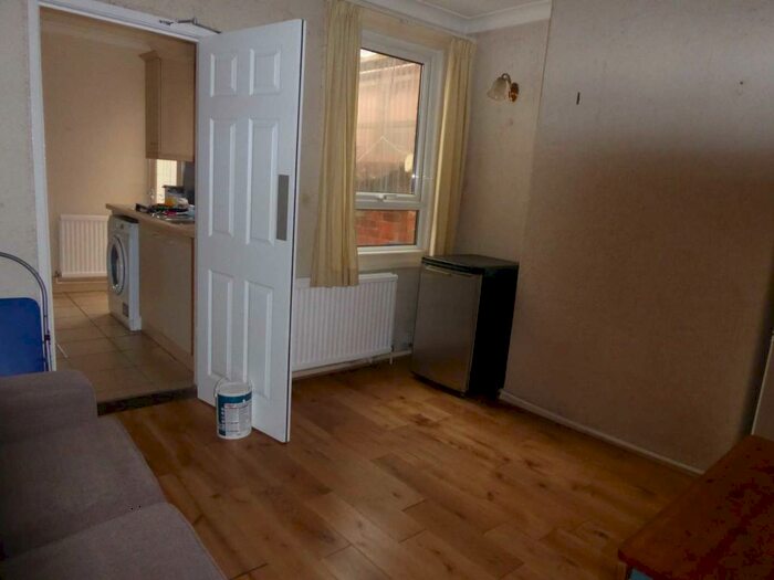 3 Bedroom House To Rent In Pitcroft Avenue, RG6
