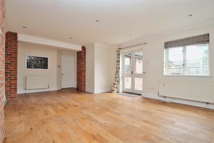 4 Bedroom Detached House To Rent In Knaphill, GU21