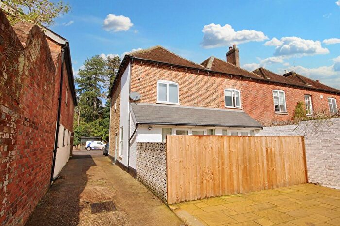 4 Bedroom House To Rent In Portsmouth Road, Godalming, GU8