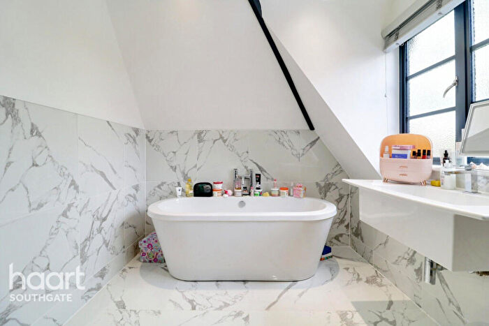 5 Bedroom Detached House For Sale In Hanyards Lane, Potters Bar, EN6