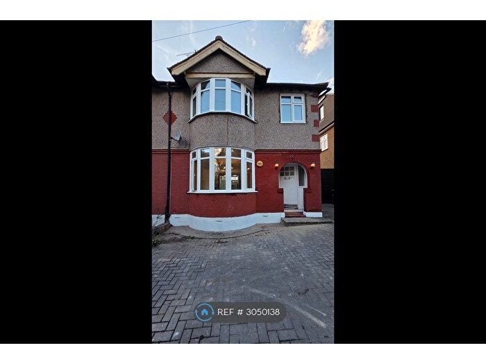 3 Bedroom Detached House To Rent In Larkshall Road, London, E4