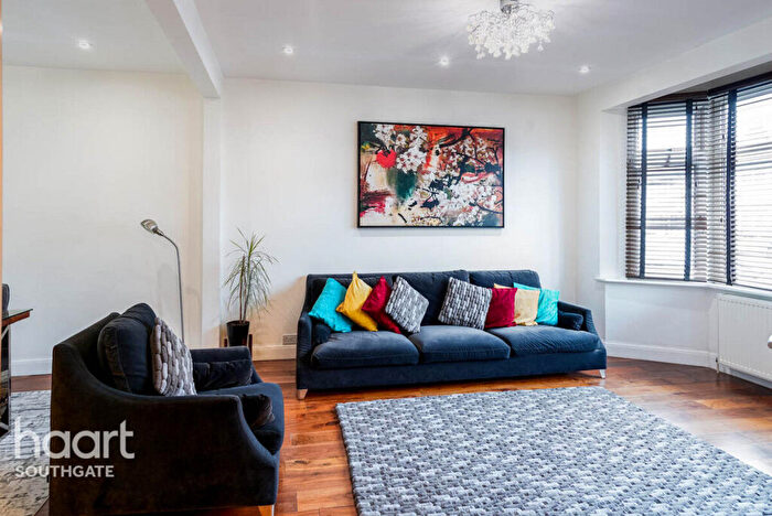 4 Bedroom Terraced House For Sale In Dorchester Avenue, London, N13