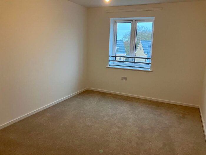 2 Bedroom Flat For Sale In Cobnut Close, Hatfield, Herts, AL10