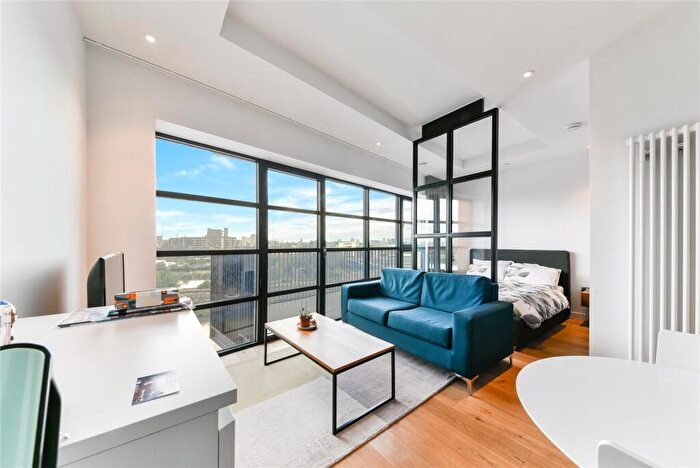 Apartment To Rent In Amelia House, Lyell Street, London, E14