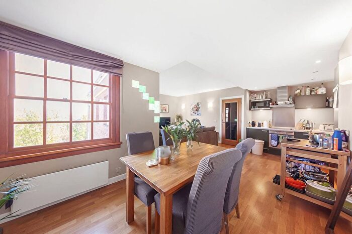 2 Bedroom Flat To Rent In Scott Avenue, Putney, London, SW15