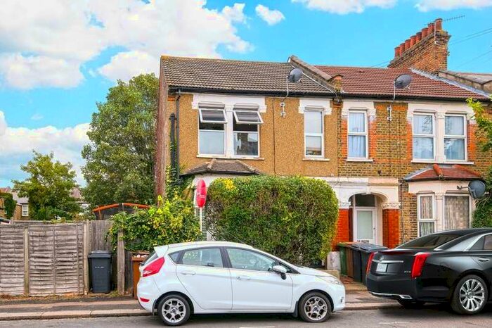 2 Bedroom Flat To Rent In Spruce Hills Road, London, E17