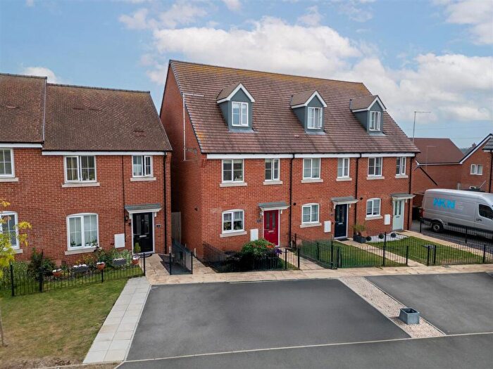 3 Bedroom House For Sale In Glenton Green, Aylesbury, HP18