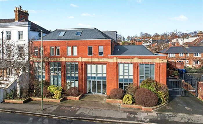 2 Bedroom Apartment For Sale In East Street, Farnham, Surrey, GU9