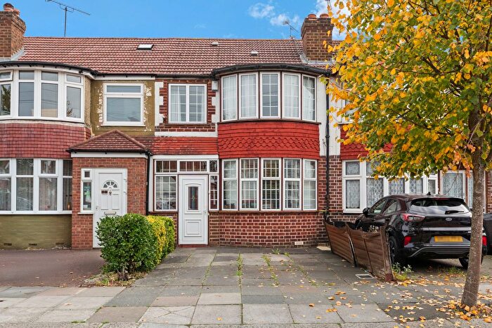 3 Bedroom Terraced House For Sale In Thames Avenue, Perivale, UB6