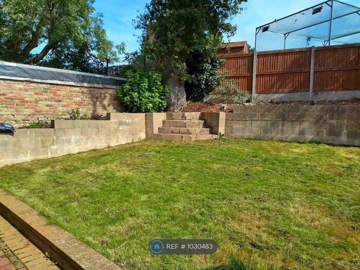 2 Bedroom Detached House To Rent In Pilgrims Way, South Croydon, CR2