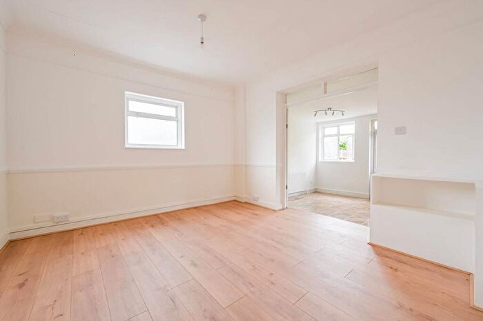 1 Bedroom Flat To Rent In Queenswood Avenue, , Walthamstow, London, E17