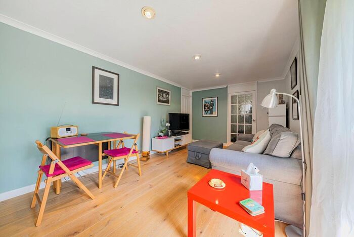 2 Bedroom Flat To Rent In St Anns Hill, Wandsworth, London, SW18