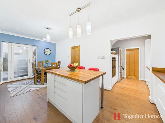 3 Bedroom Property For Sale In Blacksmiths Lane, Rainham, RM13