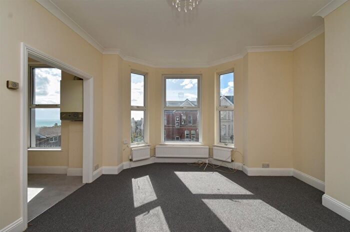 1 Bedroom Flat For Sale In Priory Avenue, Hastings, TN34