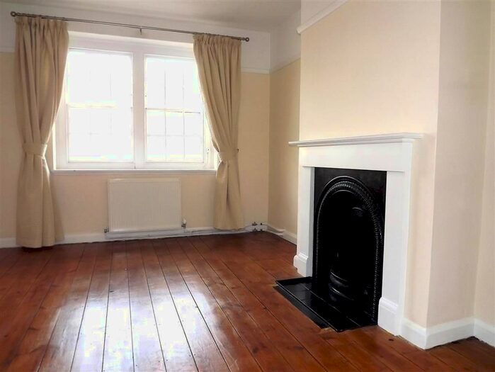 1 Bedroom Flat To Rent In Bishopric Court, Horsham RH12