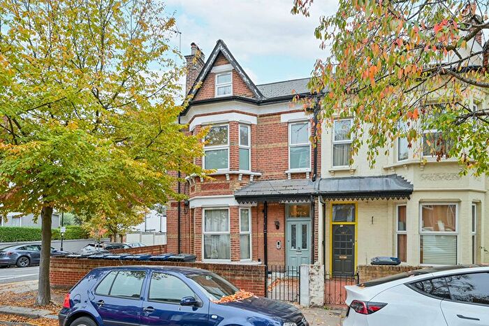 2 Bedroom Flat To Rent In Allison Road, Acton, London, W3