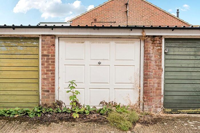 2 Bedroom Apartment For Sale In Sommerville Close, Faversham, ME13