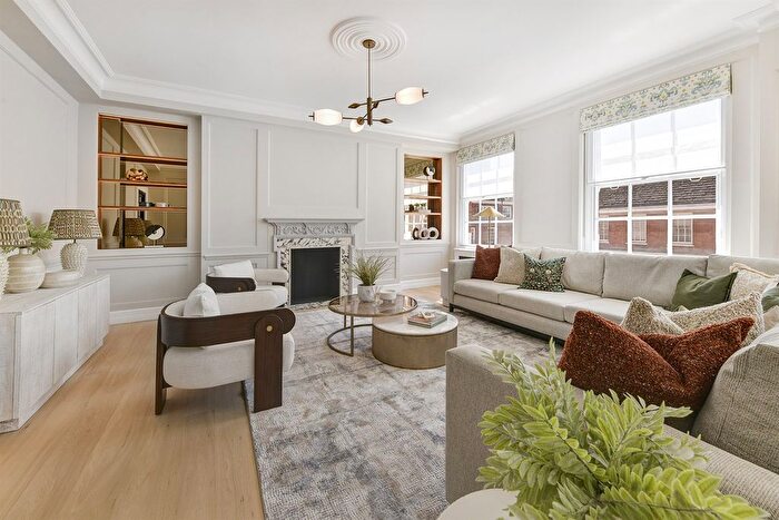 3 Bedroom Flat To Rent In Flat, - Grosvenor Square, London, W1K