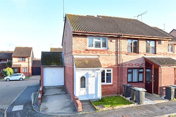 2 Bedroom End Terrace House For Sale In Farley Road, Gravesend, Kent, DA12