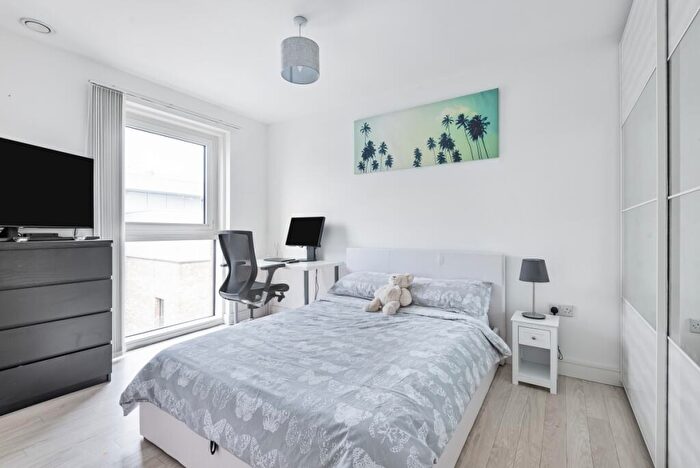 3 Bedroom Flat To Rent In Pell Street London, SE8