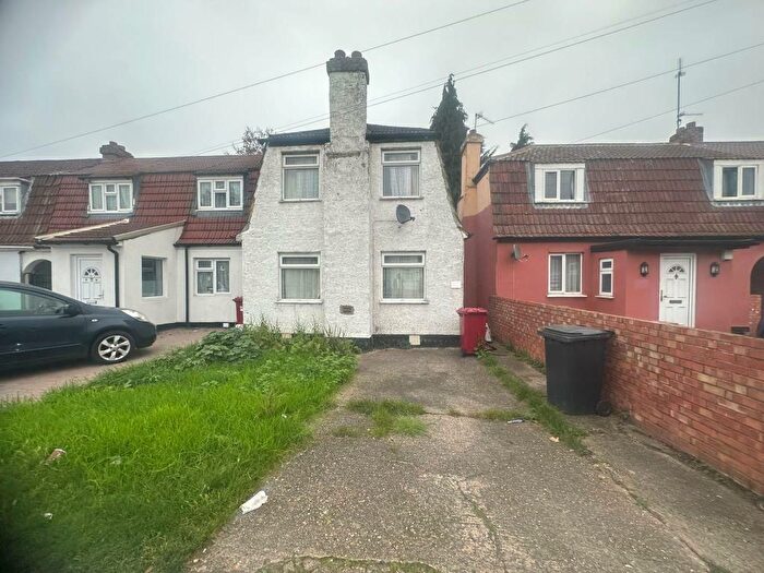 2 Bedroom End Of Terrace House To Rent In Slough, Berkshire, SL2