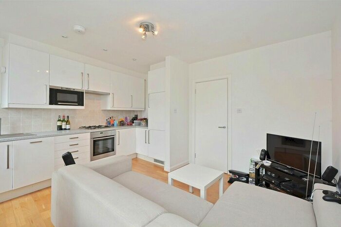 3 Bedroom Flat To Rent In Fulham High Street, Fulham, SW6