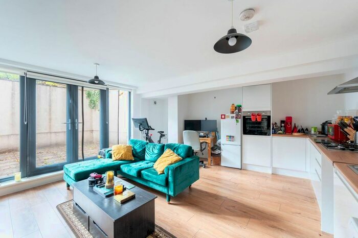 1 Bedroom Flat To Rent In Brightwell Crescent, Tooting, London, SW17