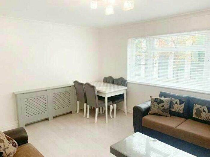 3 Bedroom Maisonette To Rent In Hemsworth Court, London, Hoxton, N1