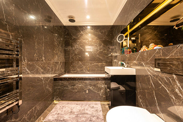 2 Bedroom Apartment For Sale In Unit Lock House, Surrey Quays, SE16