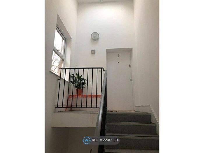 2 Bedroom Flat To Rent In Amhurst Road, London, E8