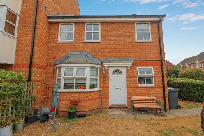 2 Bedroom Cluster House To Rent In Honeysuckle Close, Biggleswade, SG18