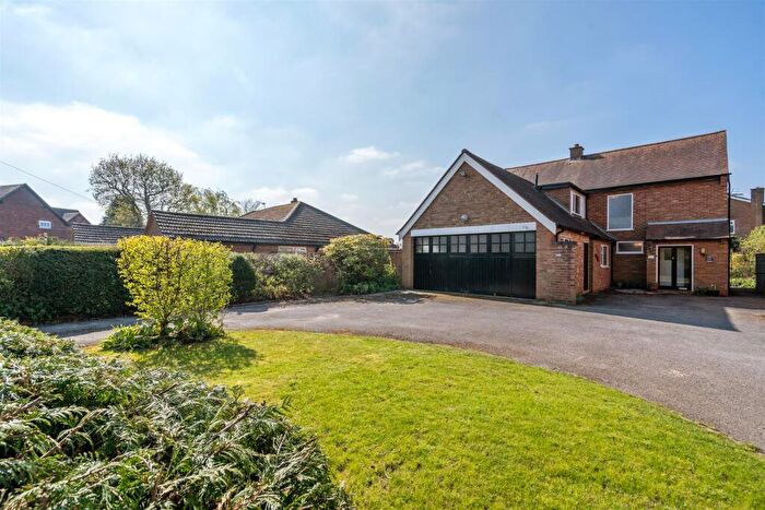 3 Bedroom Detached House For Sale In Aylesbury Road, Hockley Heath, B94