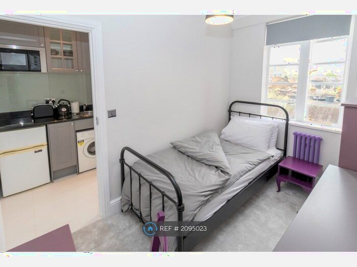 Studio To Rent In Du Cane Court, London, SW17